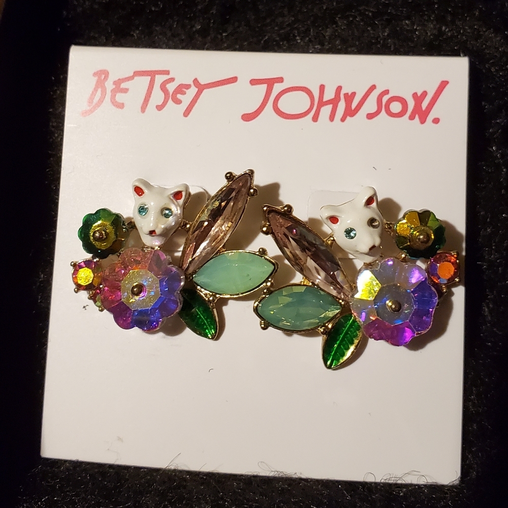 Betsey Johnson White Cat Flower Cluster Stud Earrings Gold Tone (NWT) - Picture 7 of 7
